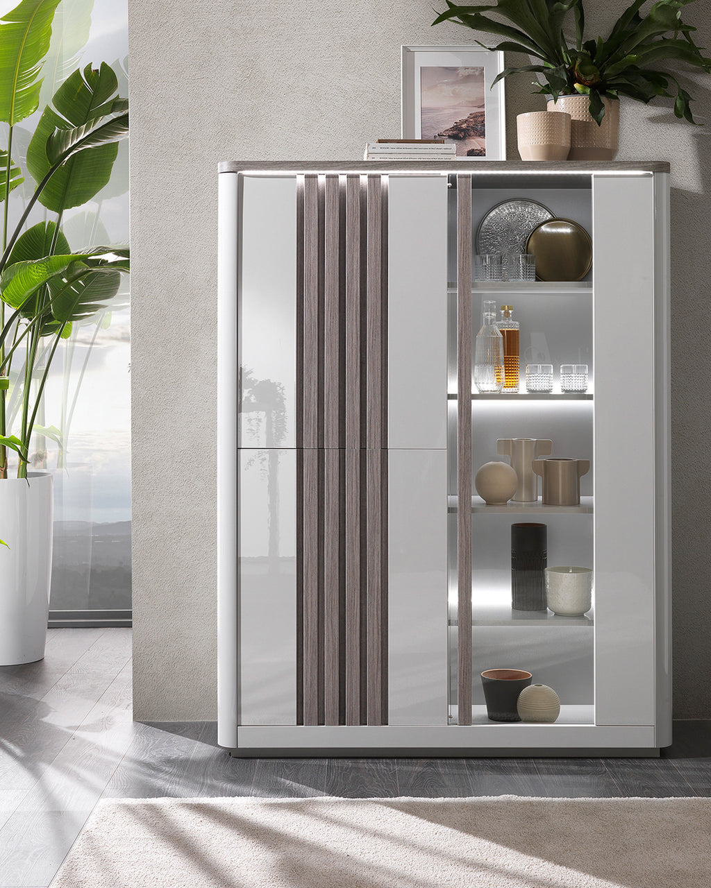 Vitrina PESARO con 3 puertas y con LED