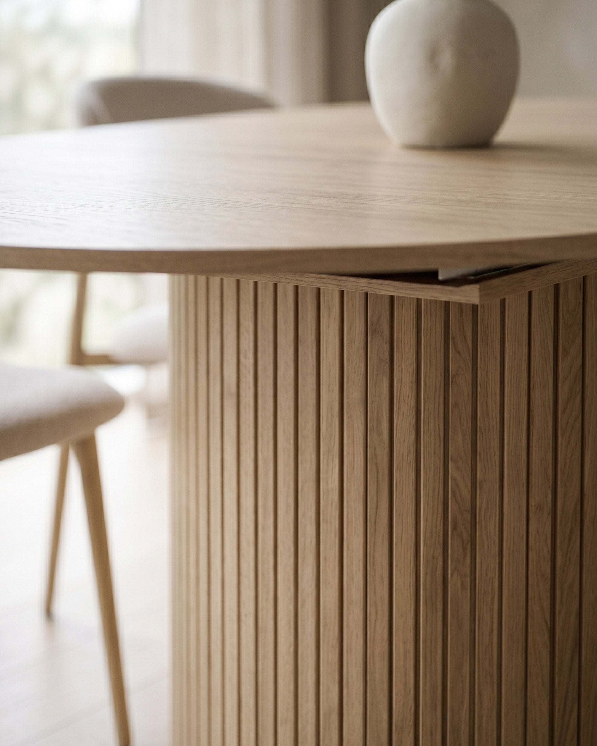 GORDON extendable round dining table (120-160cm)