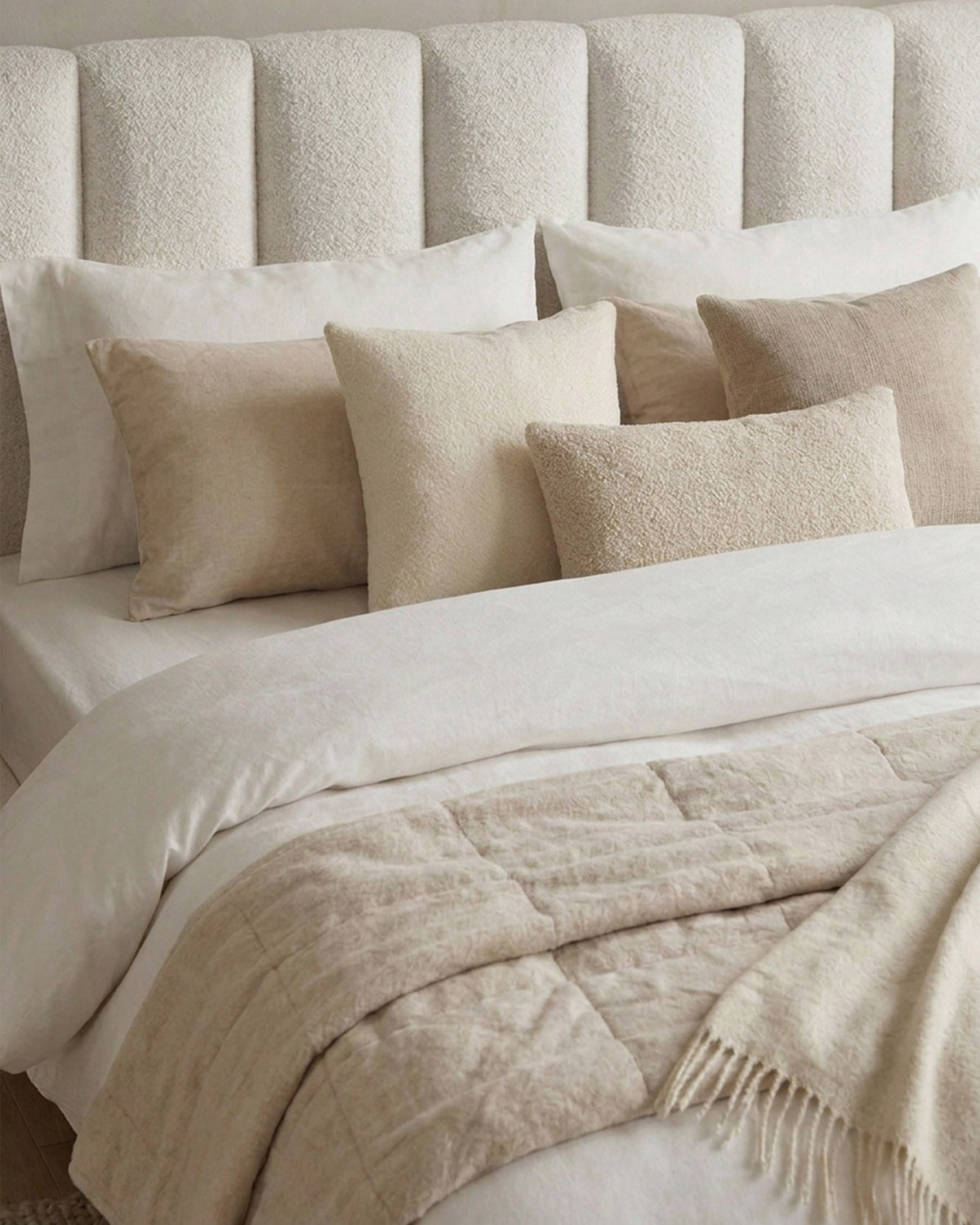 Cama de casal QUEENIE com 2 mesas de cabeceira