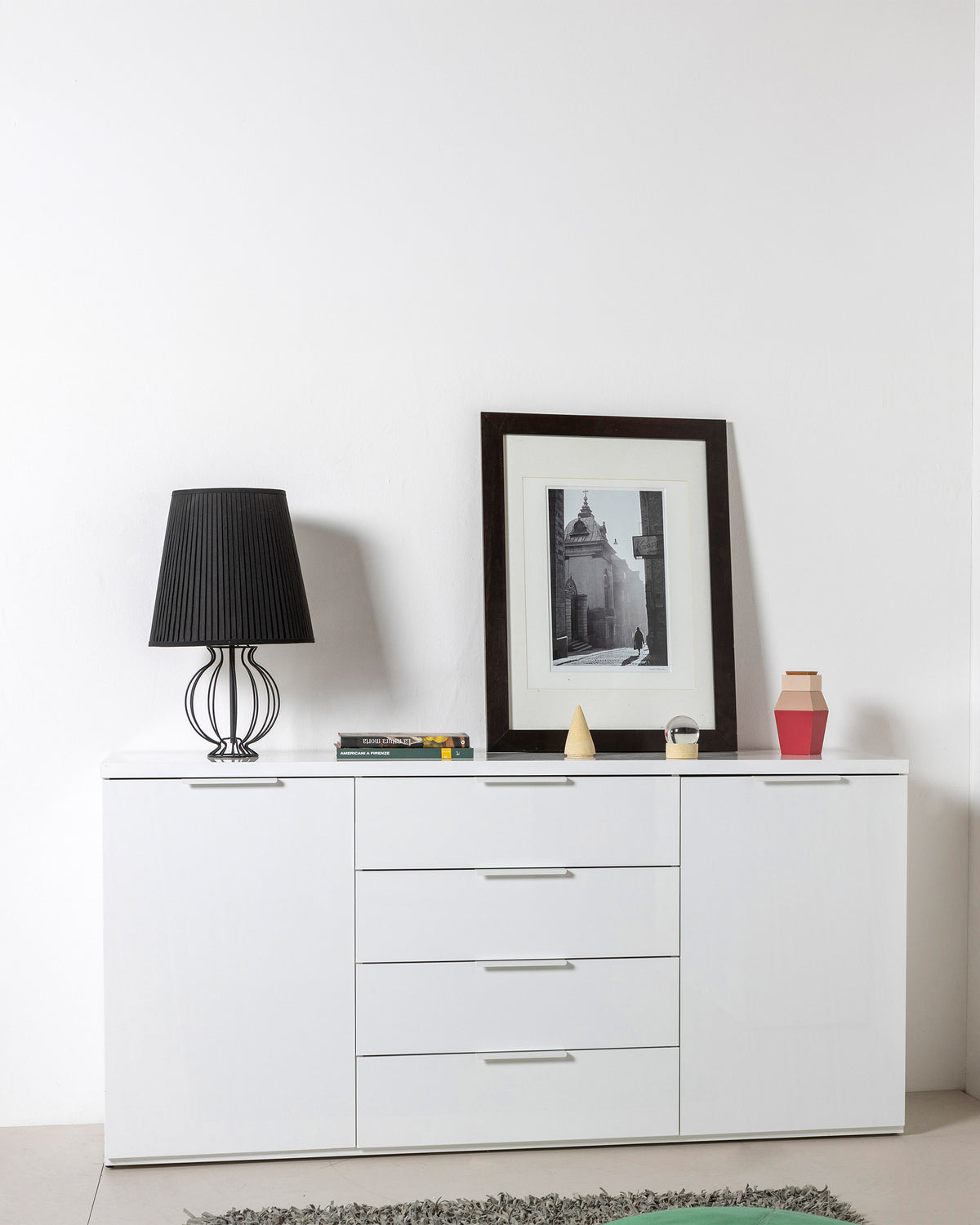 Aparador ARKADIA com 2 portas e 4 gavetas