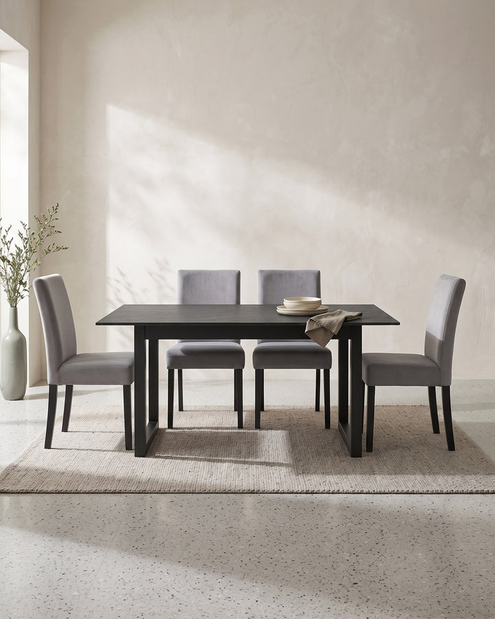 Pack mesa extensible AUSTIN + 4 sillas JULE con respaldo bordado