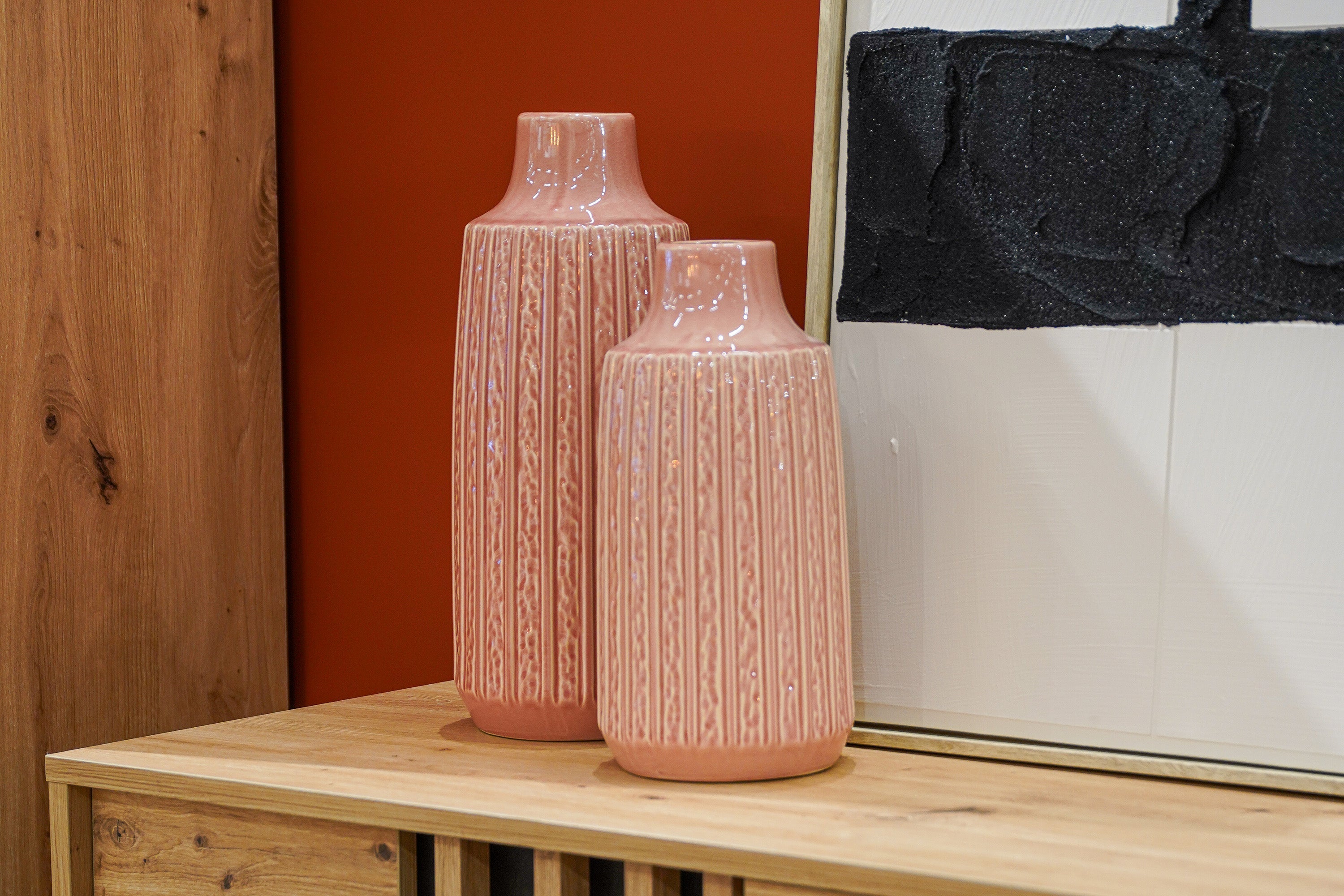 Aparador em madeira com peças decorativas em exposição na loja HOMYCASA.