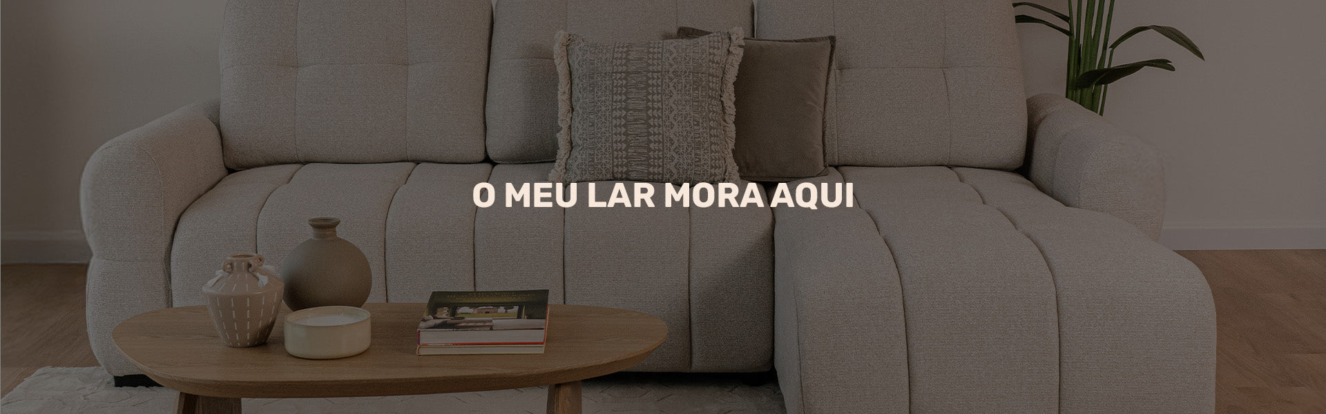 Ambiente de sala de estar com sofá confortável e decoração acolhedora, representando da HOMYCASA: O meu lar mora aqui.