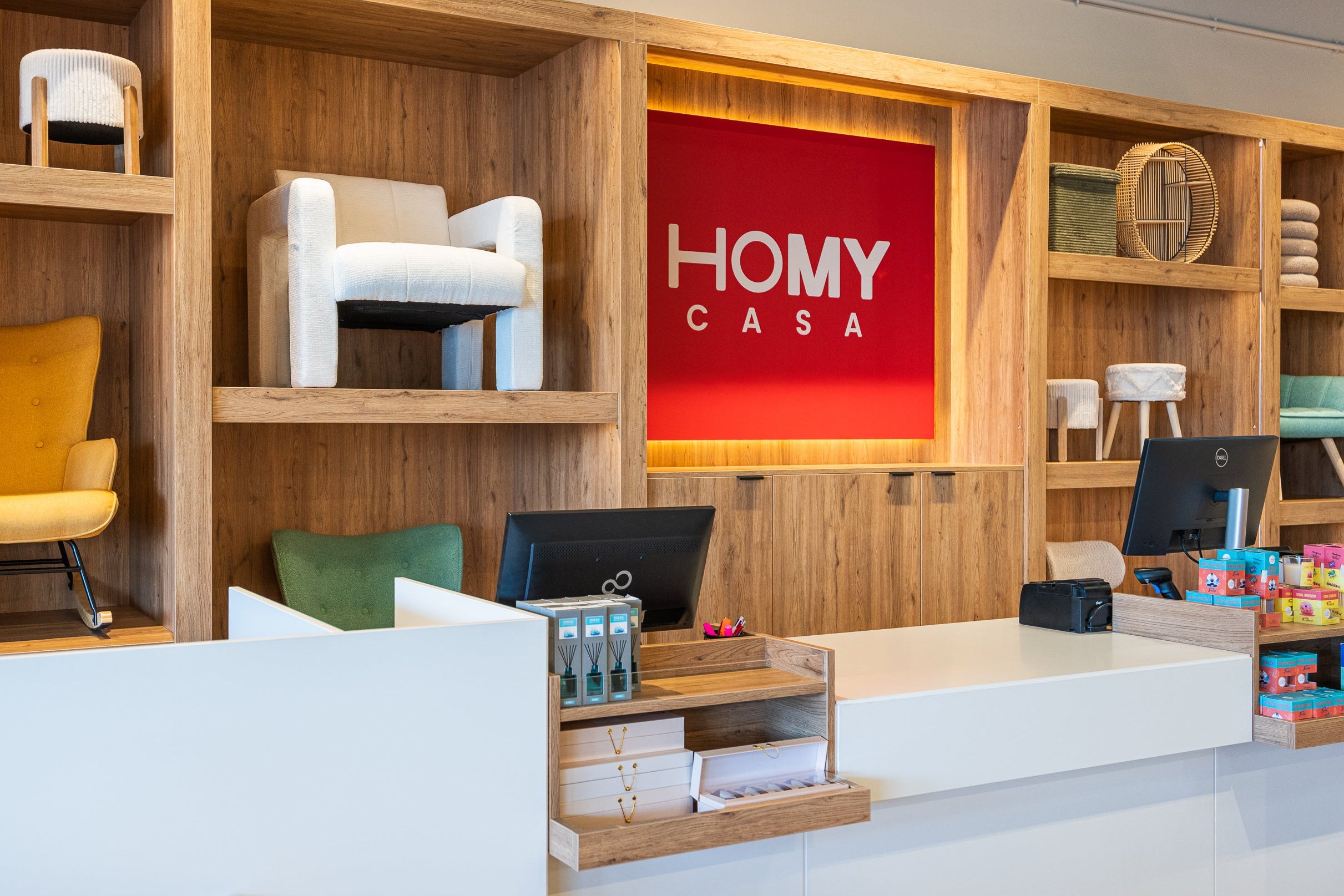 Caixa de pagamento da loja HOMYCASA, integrada num ambiente de mobiliário e decoração da marca.
