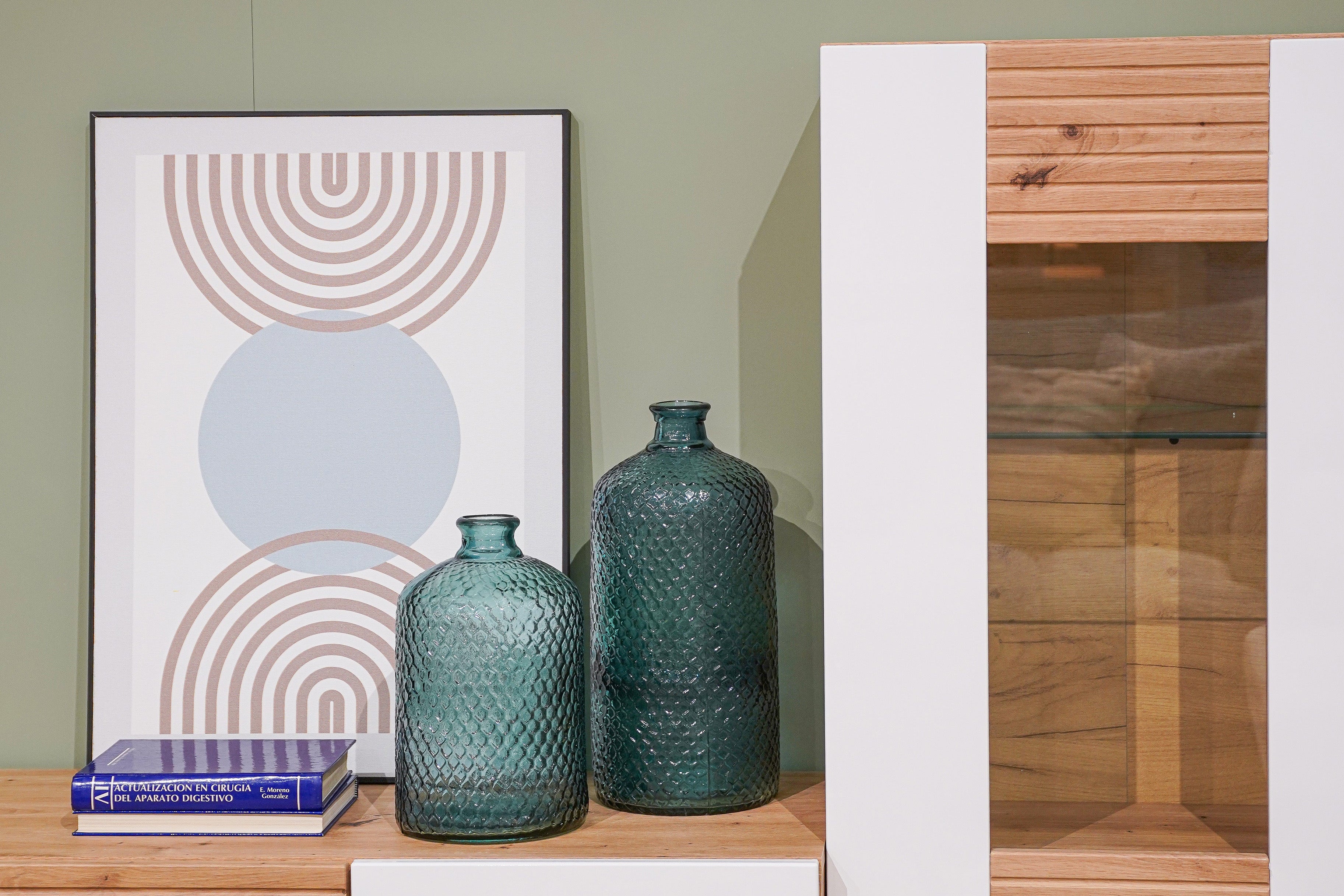 Móvel de sala com decoração e peças em exposição na loja HOMYCASA.