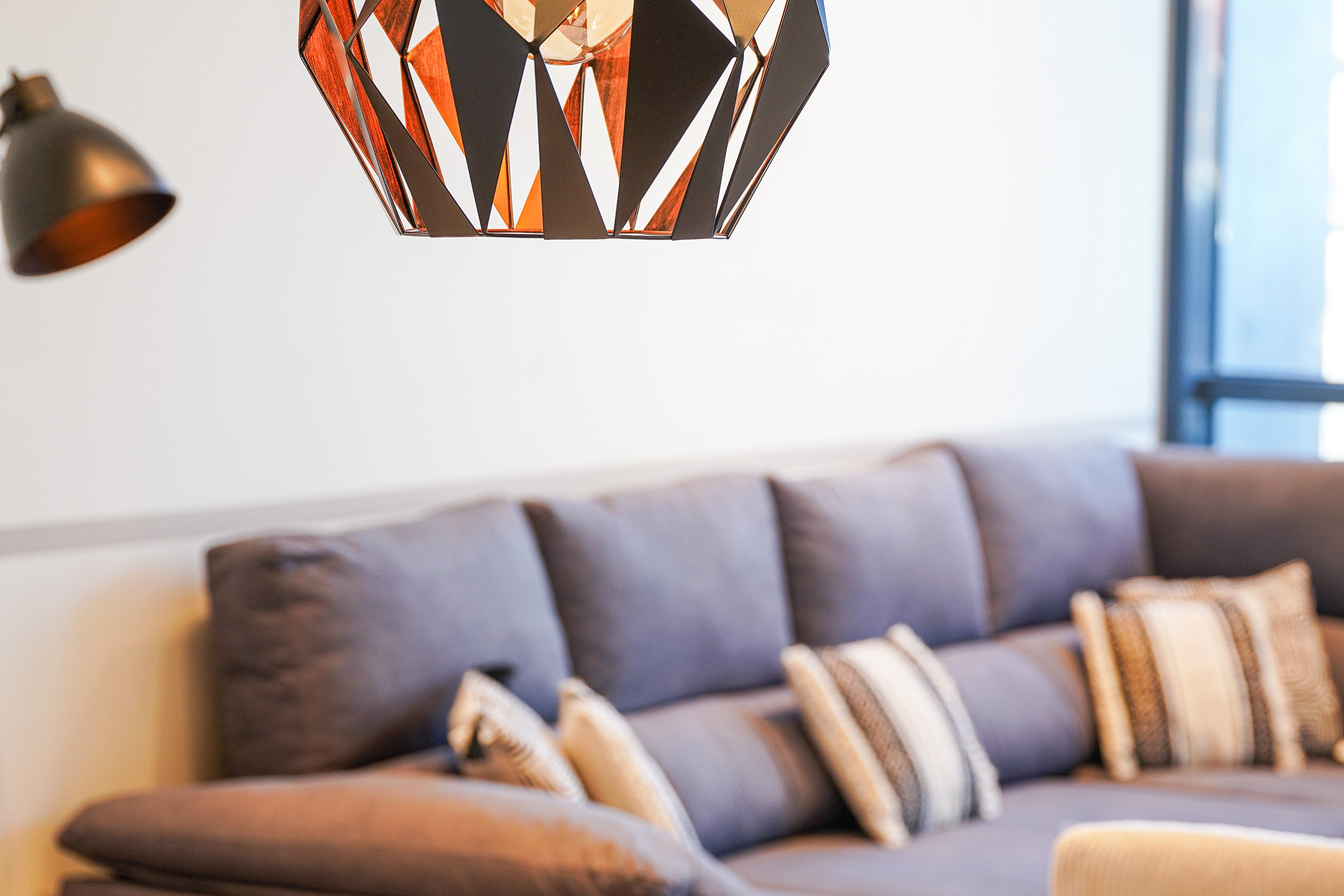Sofá em exposição na loja HOMYCASA, integrado num ambiente de sala moderno e acolhedor.
